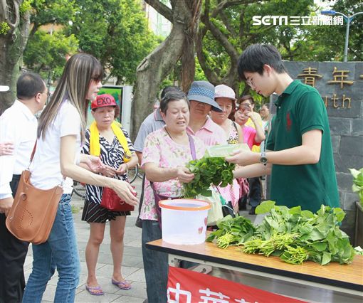 金瑞瑤57歲近況曝光！維持47公斤臉蛋凍齡「體態好輕盈」　一家三口同框做公益「曬兒子超狂興趣」