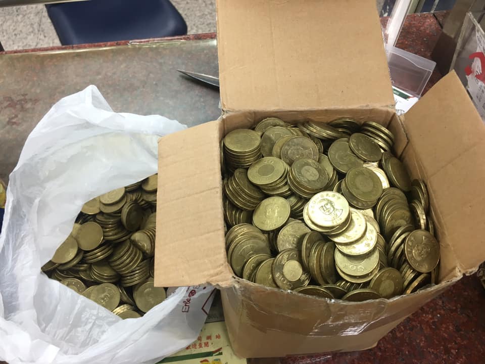 辛苦存半年！節儉男曬出「50元金磚陣」開心：變土豪啦　網友看完提醒「別開心得太早」