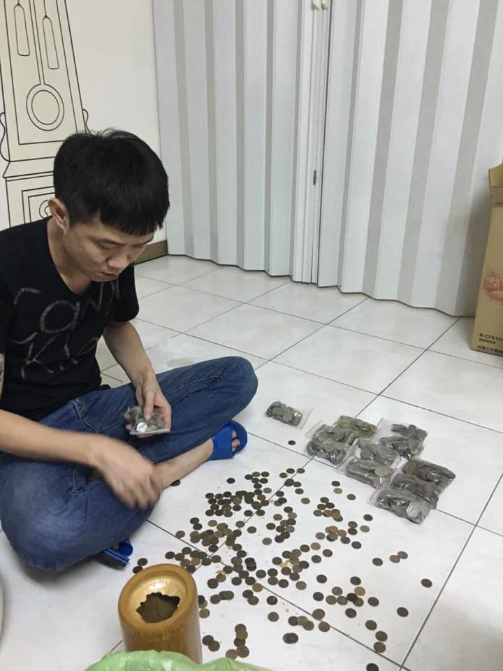 半年積蓄大公開！男子用50元硬幣堆出「金磚陣」自豪晉升土豪 網友卻警告：小心假幣危機