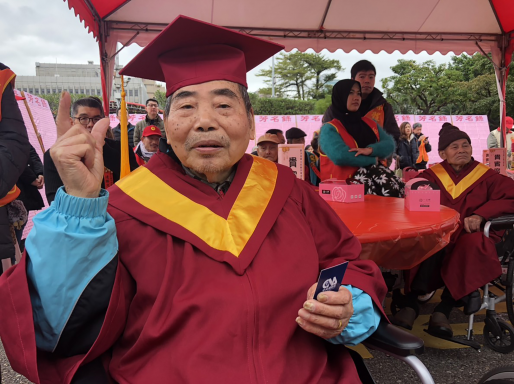 理髮70年！102歲人瑞「每天開店12小時」不喊累　妻子離開56年膝下無子「身體仍硬朗」：會一直剪下去