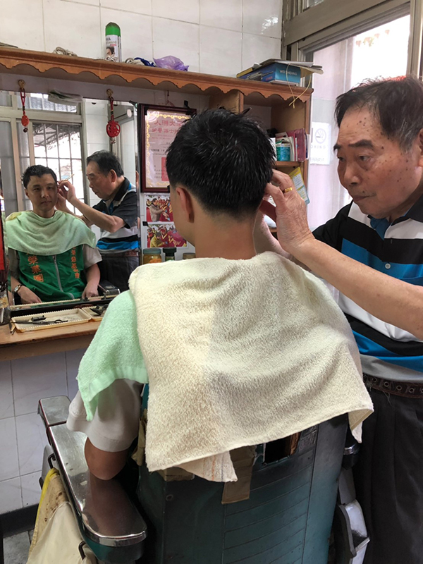 理髮70年！102歲人瑞「每天開店12小時」不喊累　妻子離開56年膝下無子「身體仍硬朗」：會一直剪下去