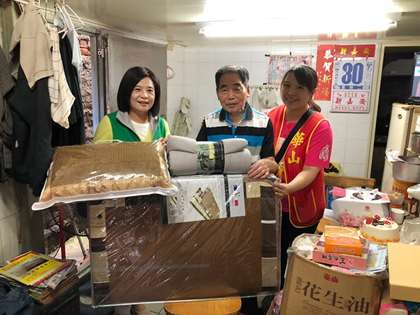 理髮70年！102歲人瑞「每天開店12小時」不喊累　妻子離開56年膝下無子「身體仍硬朗」：會一直剪下去