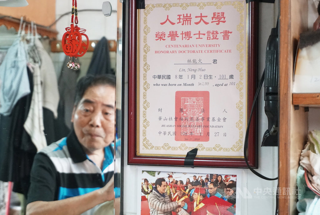 理髮70年！102歲人瑞「每天開店12小時」不喊累　妻子離開56年膝下無子「身體仍硬朗」：會一直剪下去