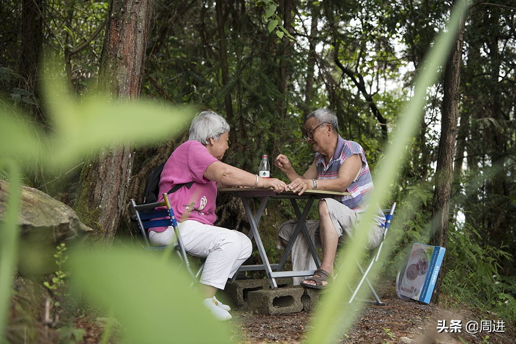 驀然回首！年少同事各自成家「半世紀喪偶後再度重逢」　成半路夫妻「默契絕佳相伴餘生」重組八口之家