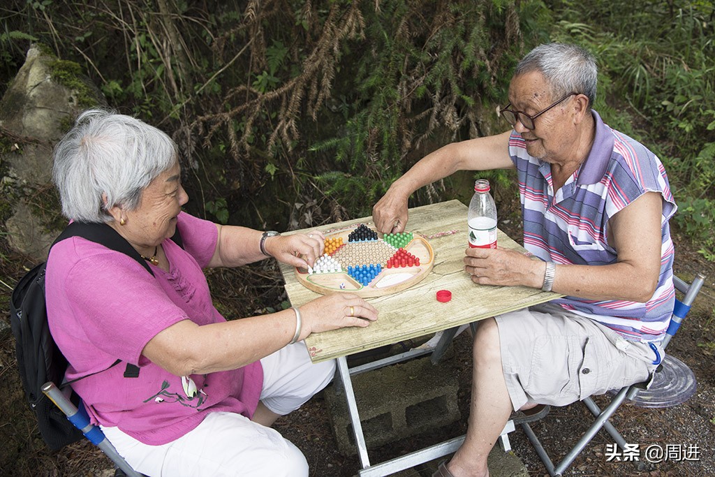 驀然回首！年少同事各自成家「半世紀喪偶後再度重逢」　成半路夫妻「默契絕佳相伴餘生」重組八口之家