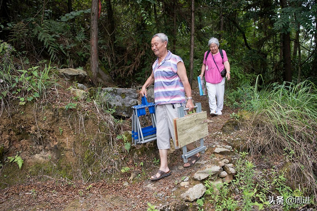 驀然回首！年少同事各自成家「半世紀喪偶後再度重逢」　成半路夫妻「默契絕佳相伴餘生」重組八口之家