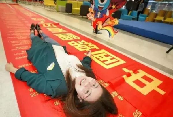 當場辭掉工作！27歲女「抽中4.5億環遊世界」免費吃住　半年後「打從心底後悔了」：沒工作真的不行