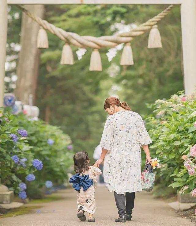 紀錄美好瞬間！攝影師爸「最愛偷拍妻女」爆紅　母女幸福日常「如同唯美電影海報」畫面充滿愛