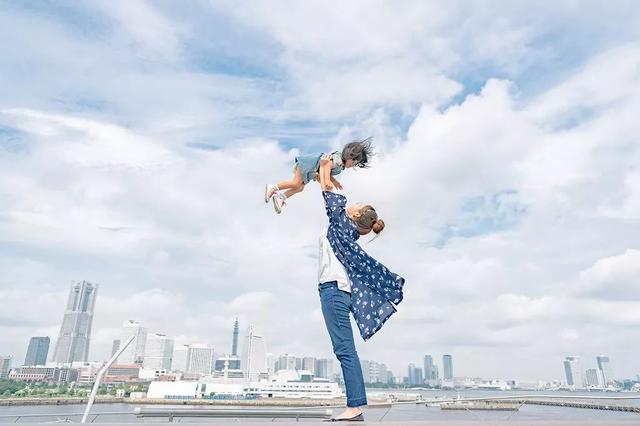紀錄美好瞬間！攝影師爸「最愛偷拍妻女」爆紅　母女幸福日常「如同唯美電影海報」畫面充滿愛