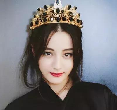 女神太可愛啦！迪麗熱巴下車被拍，看到她的手機屏幕，網友沸騰了：我都送你！