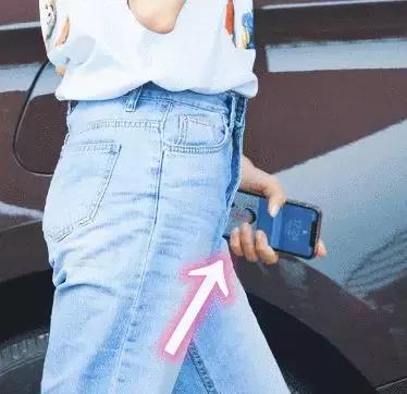 女神太可愛啦！迪麗熱巴下車被拍，看到她的手機屏幕，網友沸騰了：我都送你！