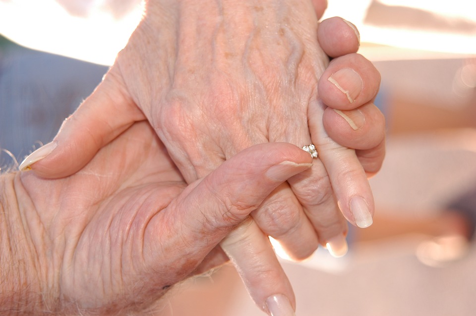 為見孫女！80歲失智外婆北上「徒步1.1公里」不喊累　最美畫面惹哭網友：有外婆的孩子像個寶