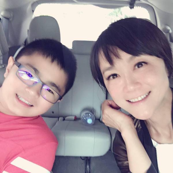 為母則強!52歲女星消失演藝圈變「類單親媽」 獨帶兒赴美求學「與丈夫分隔兩地」修漏水全靠自己