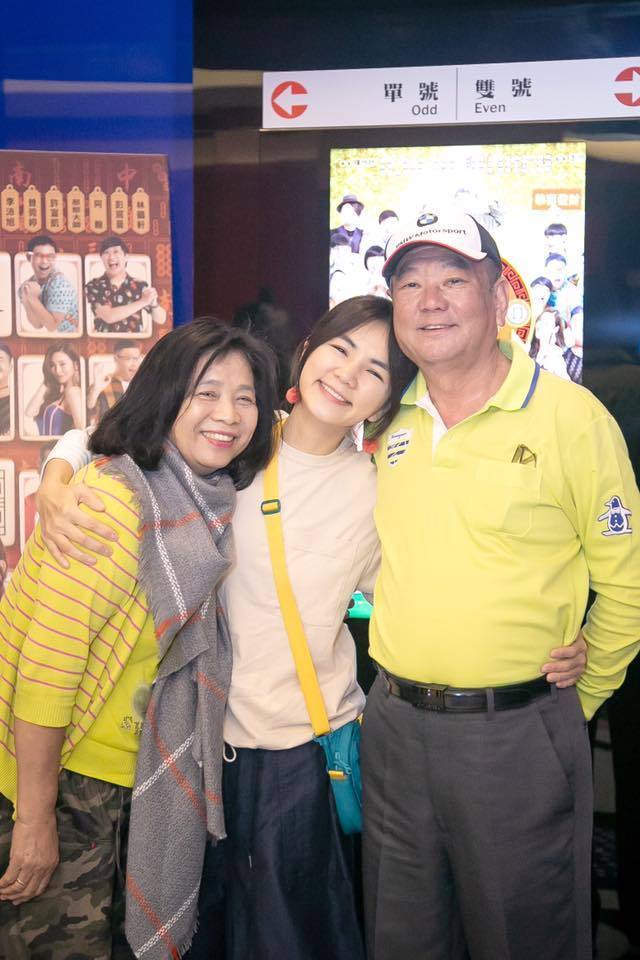 爸爸因「少一隻手」自卑！Ella坦言「從小和他不親」還會罵他　某天吵架「電話那頭父親的話」令她心碎淚崩