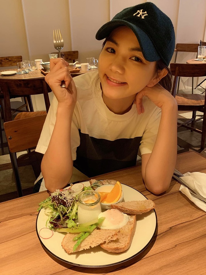 爸爸因「少一隻手」自卑！Ella坦言「從小和他不親」還會罵他　某天吵架「電話那頭父親的話」令她心碎淚崩