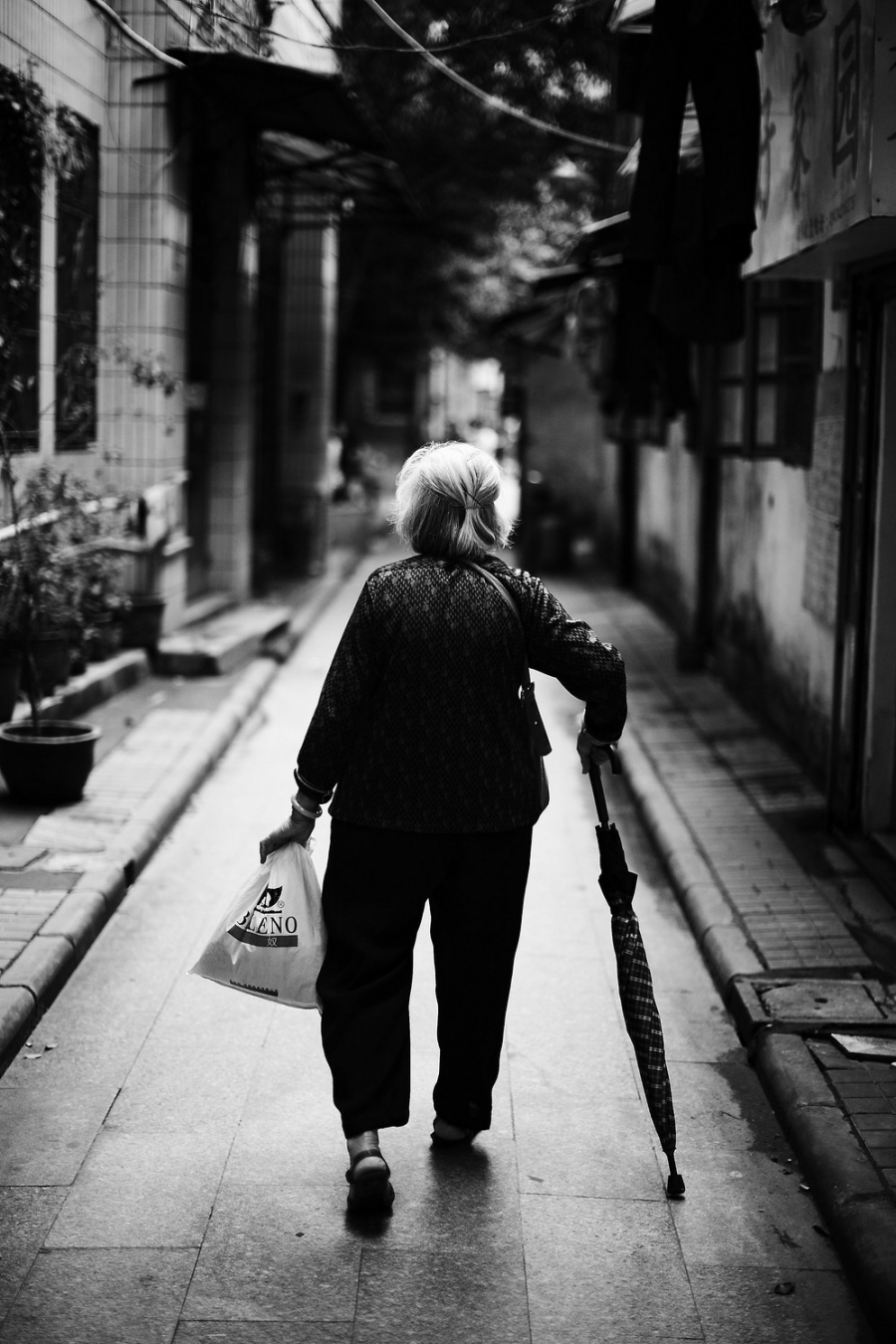 為見孫女！80歲失智外婆北上「徒步1.1公里」不喊累　最美畫面惹哭網友：有外婆的孩子像個寶