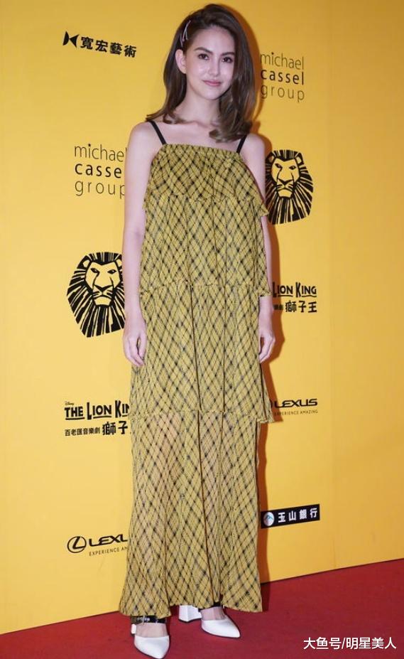 現在「不流行齊腰裙」了,看看昆凌的「腋下裙」,真正的脖子以下都是腿!