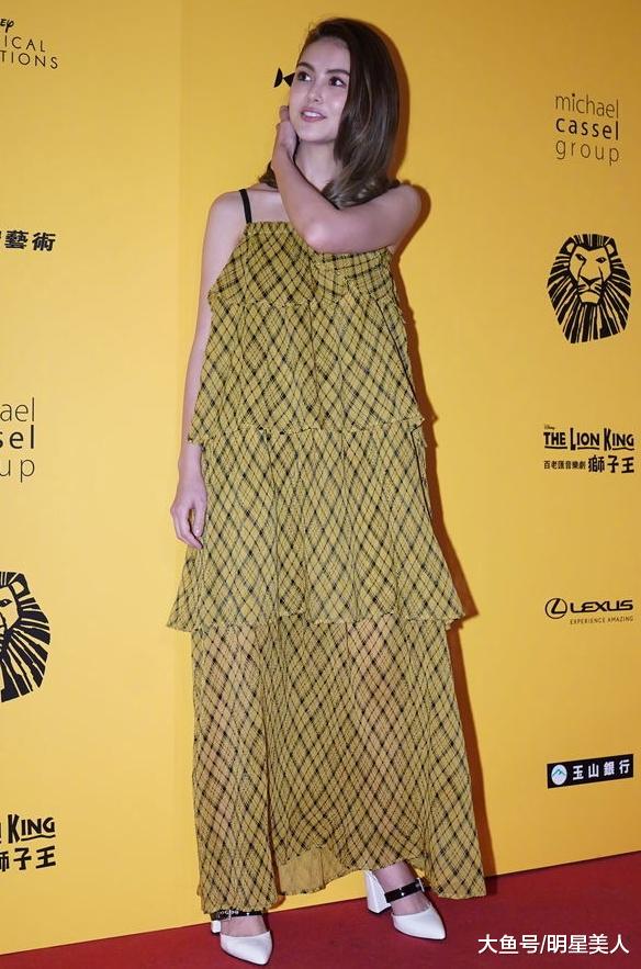 現在「不流行齊腰裙」了,看看昆凌的「腋下裙」,真正的脖子以下都是腿!