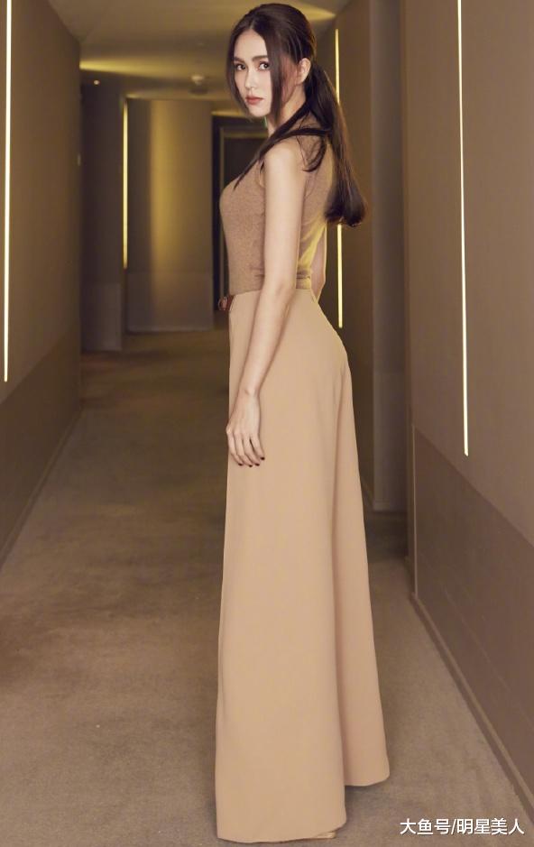 現在「不流行齊腰裙」了,看看昆凌的「腋下裙」,真正的脖子以下都是腿!