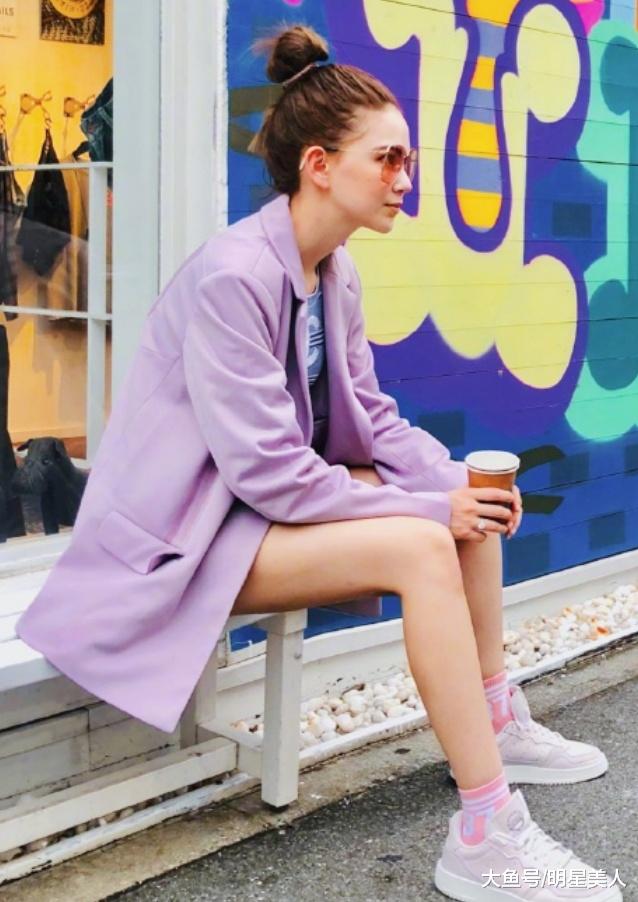 現在「不流行齊腰裙」了,看看昆凌的「腋下裙」,真正的脖子以下都是腿!