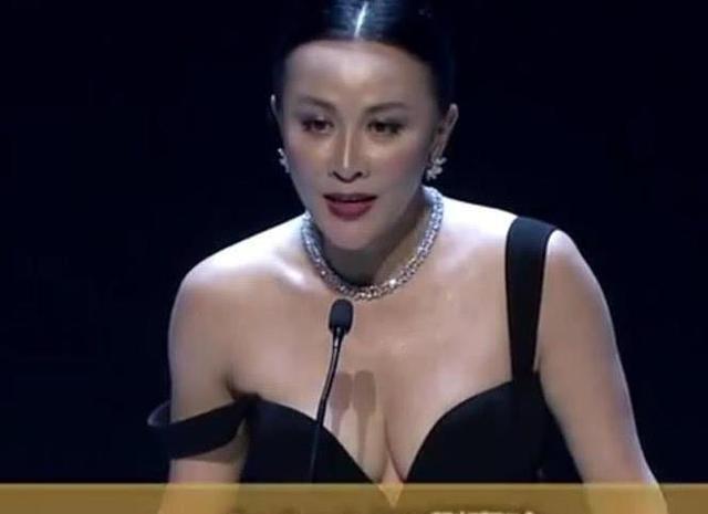 同穿「滑肩衣服」,劉嘉玲和賈靜雯完全不同,網友: 生過孩子的就是不一樣!