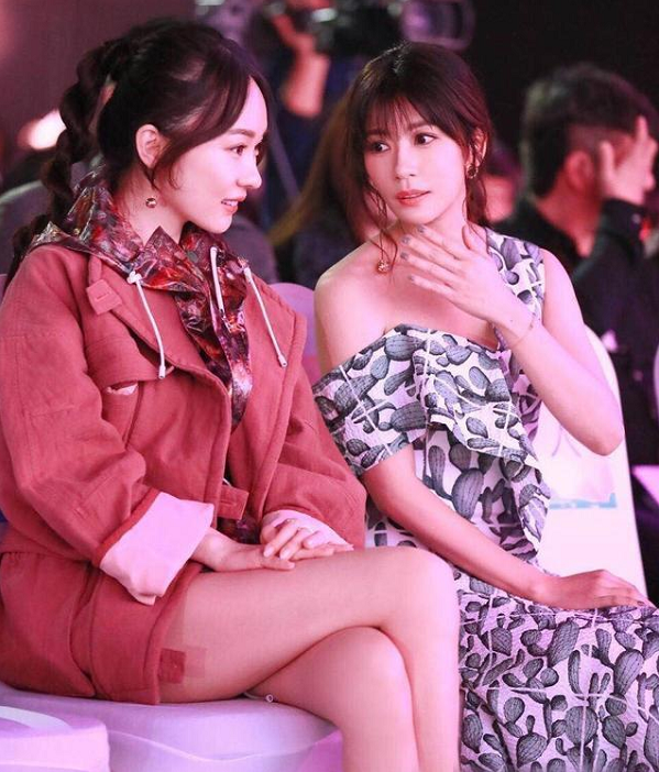 同穿「滑肩衣服」,劉嘉玲和賈靜雯完全不同,網友: 生過孩子的就是不一樣!