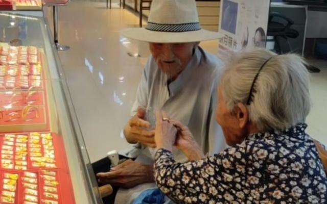 許下承諾就是一生！99歲奶奶與97歲老伴「沒見過面就結婚」　相愛82年「睡醒先確認呼吸」：不能沒有你