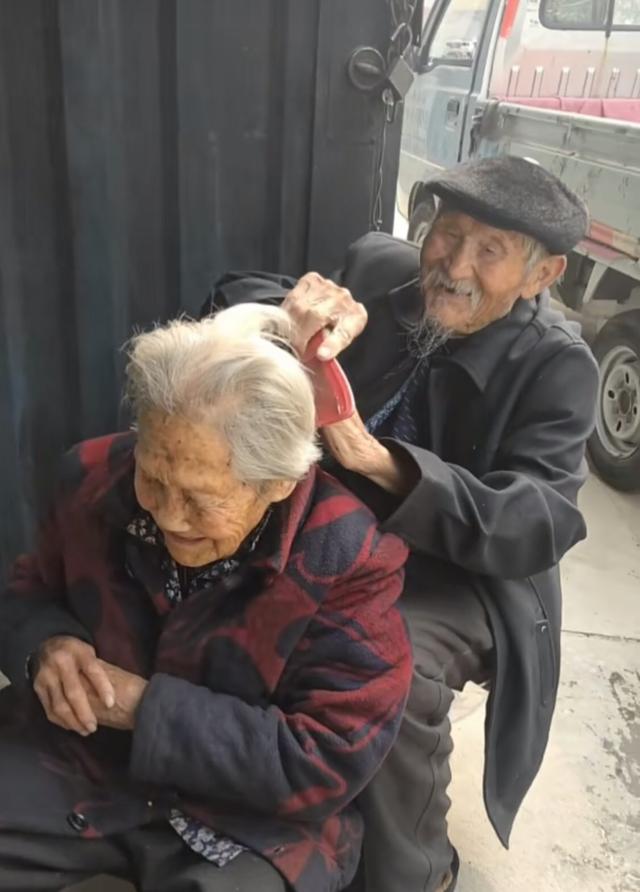 許下承諾就是一生！99歲奶奶與97歲老伴「沒見過面就結婚」　相愛82年「睡醒先確認呼吸」：不能沒有你