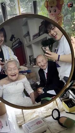 許下承諾就是一生！99歲奶奶與97歲老伴「沒見過面就結婚」　相愛82年「睡醒先確認呼吸」：不能沒有你