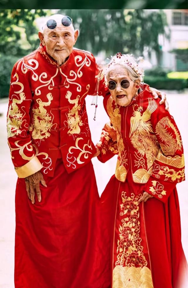 許下承諾就是一生！99歲奶奶與97歲老伴「沒見過面就結婚」　相愛82年「睡醒先確認呼吸」：不能沒有你