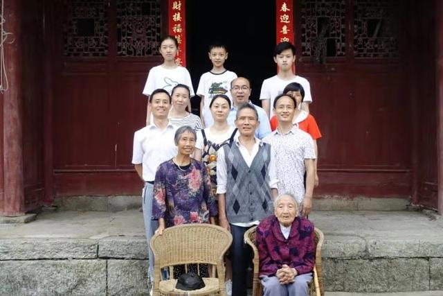 跨越半世紀的情書！「因爭亂分別75年」98歲老婦苦守一生　「每天門口擺一張椅子」盼夫歸