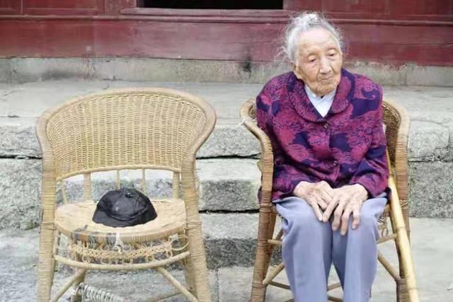 跨越半世紀的情書！「因爭亂分別75年」98歲老婦苦守一生　「每天門口擺一張椅子」盼夫歸
