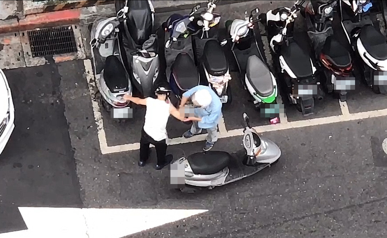 父親節前夕去狂歡！兒子醉倒路邊「暖爸替他換乾淨衣服」　攙扶起身「在他身上綁繩子」網哭：好偉大