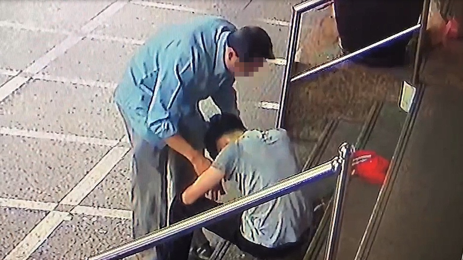 父親節前夕去狂歡！兒子醉倒路邊「暖爸替他換乾淨衣服」　攙扶起身「在他身上綁繩子」網哭：好偉大