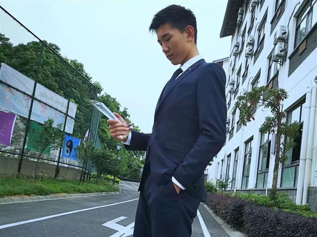單親爸獨自養兒！放棄高薪工作「花17年拍20萬張照紀錄」　翻出照片「從襁褓中到翩翩少年」淚喊：兒子來報恩