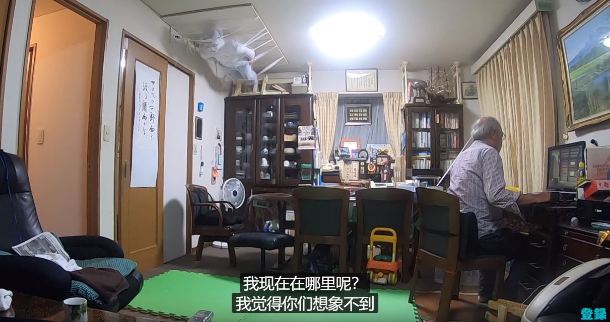 他突發奇想「把自己黏在天花板上」想嚇阿嬤　苦等1小時「阿嬤終於抬頭」反應太猛