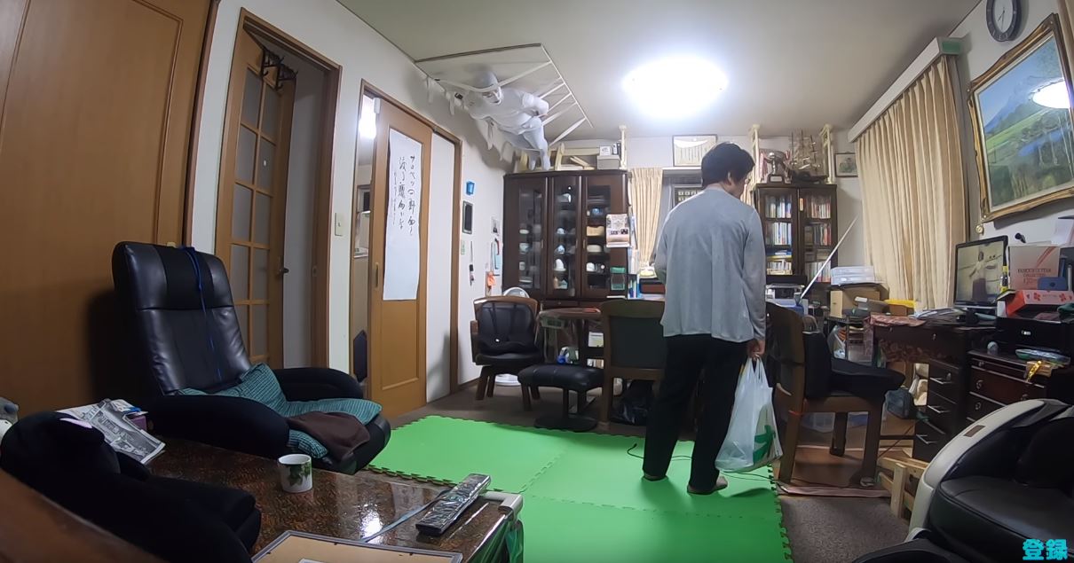 他突發奇想「把自己黏在天花板上」想嚇阿嬤　苦等1小時「阿嬤終於抬頭」反應太猛