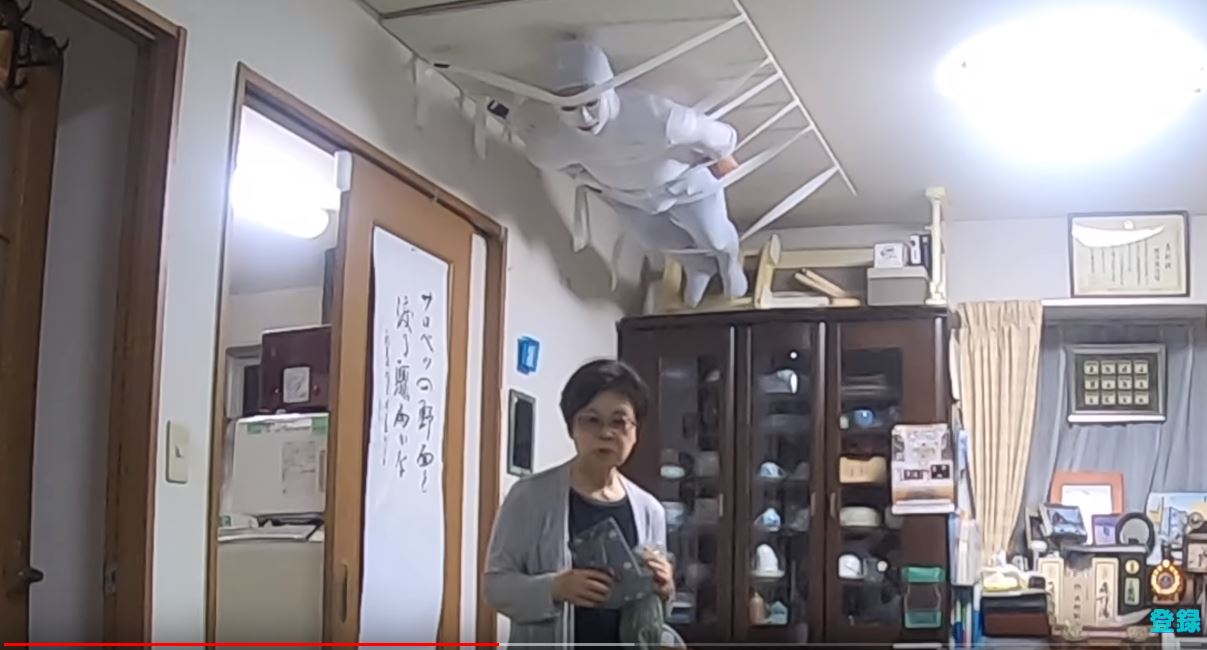 他突發奇想「把自己黏在天花板上」想嚇阿嬤　苦等1小時「阿嬤終於抬頭」反應太猛