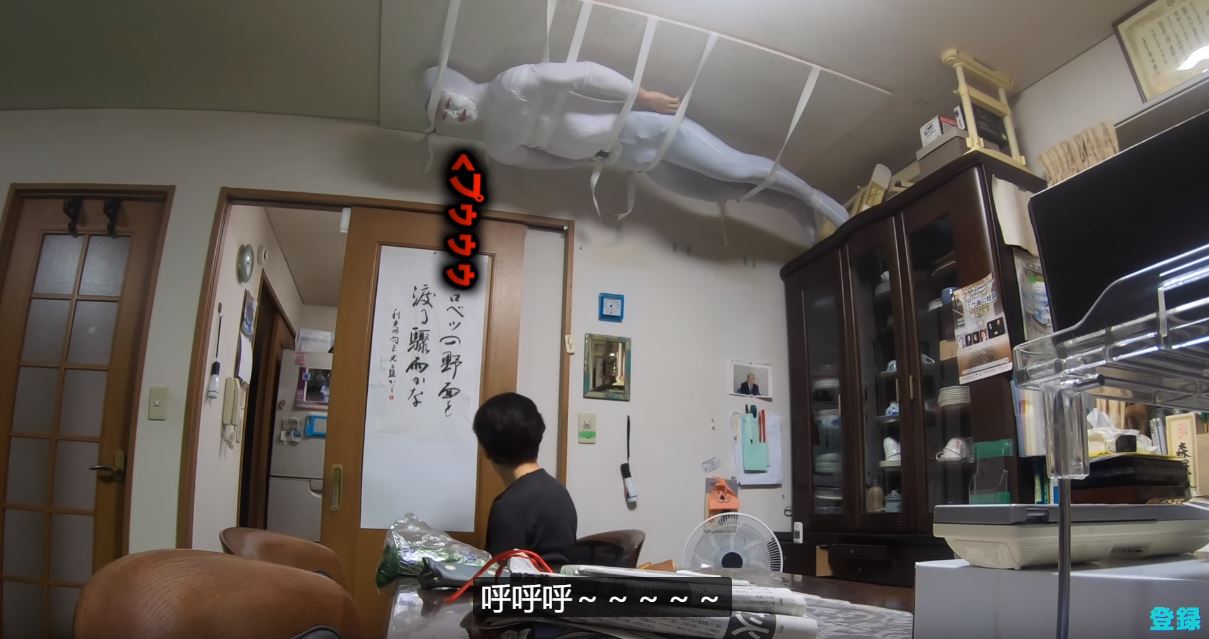 他突發奇想「把自己黏在天花板上」想嚇阿嬤　苦等1小時「阿嬤終於抬頭」反應太猛