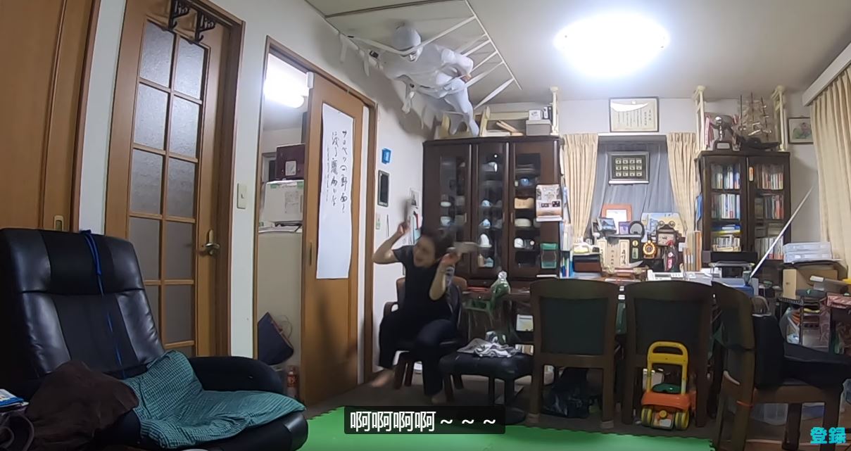 他突發奇想「把自己黏在天花板上」想嚇阿嬤　苦等1小時「阿嬤終於抬頭」反應太猛