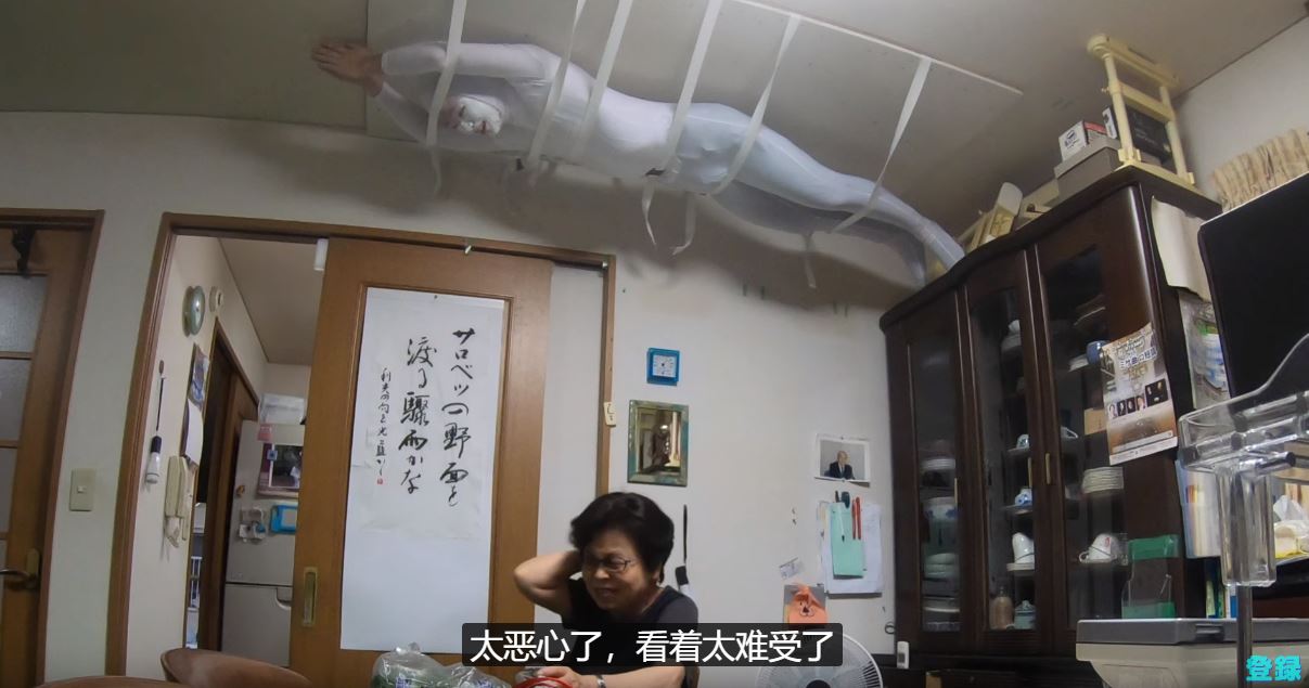他突發奇想「把自己黏在天花板上」想嚇阿嬤　苦等1小時「阿嬤終於抬頭」反應太猛