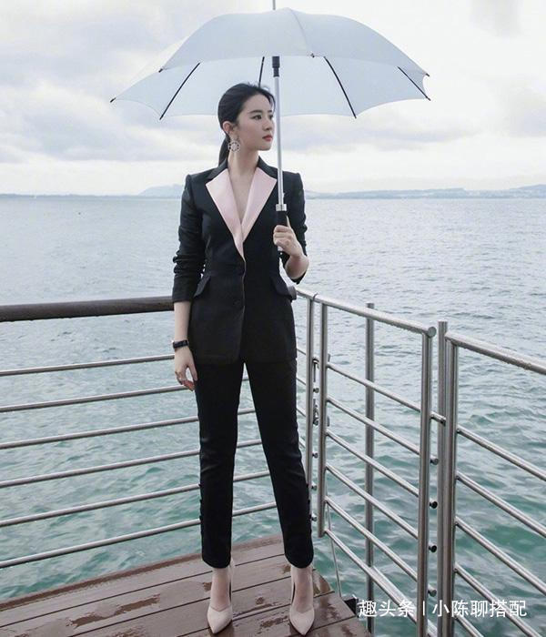 劉亦菲又現「天仙西裝攻」，穿黑色套裝漫步海邊，看完這雙腿，一般人真模仿不來！