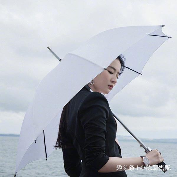 劉亦菲又現「天仙西裝攻」，穿黑色套裝漫步海邊，看完這雙腿，一般人真模仿不來！