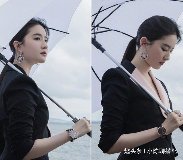 劉亦菲又現「天仙西裝攻」，穿黑色套裝漫步海邊，看完這雙腿，一般人真模仿不來！