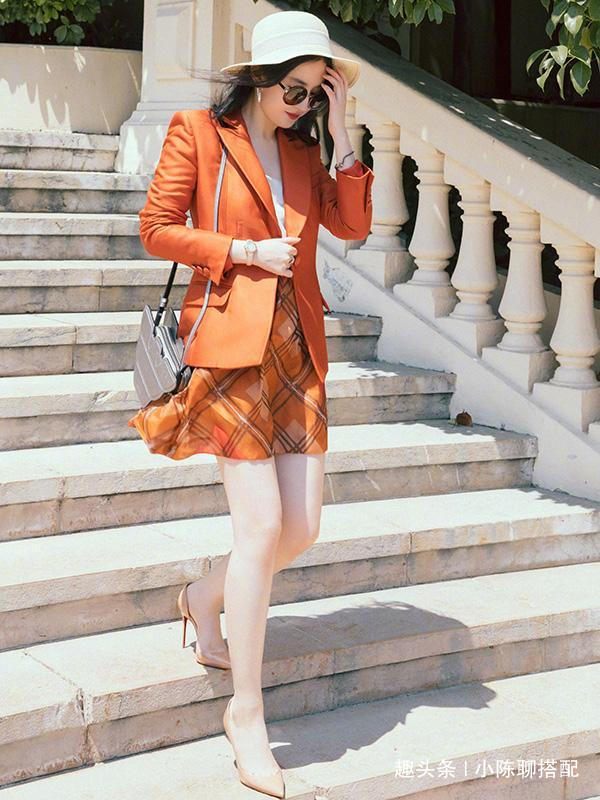 劉亦菲又現「天仙西裝攻」，穿黑色套裝漫步海邊，看完這雙腿，一般人真模仿不來！