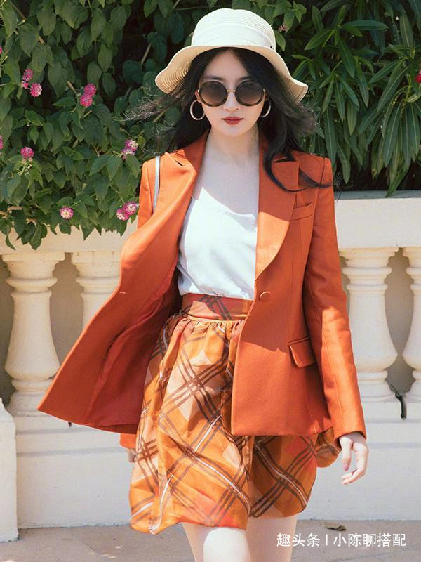 劉亦菲又現「天仙西裝攻」，穿黑色套裝漫步海邊，看完這雙腿，一般人真模仿不來！