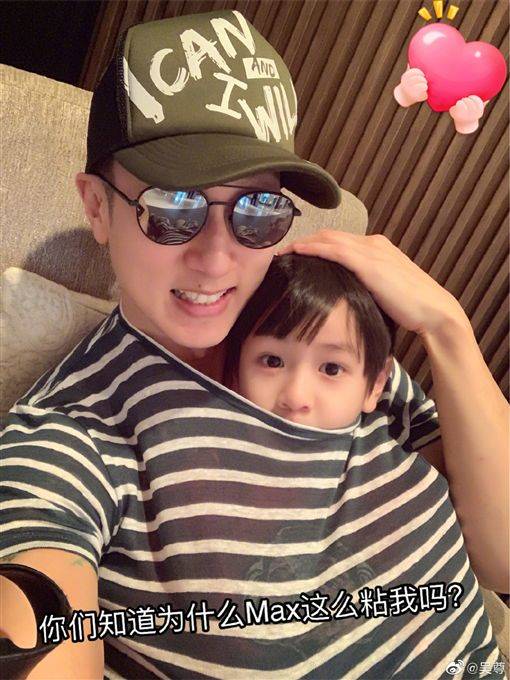 我女兒最棒！吳尊帶孩子出國「手機偏心只拍女兒」　兒子一看「超萌招數爭寵」網友暖笑了