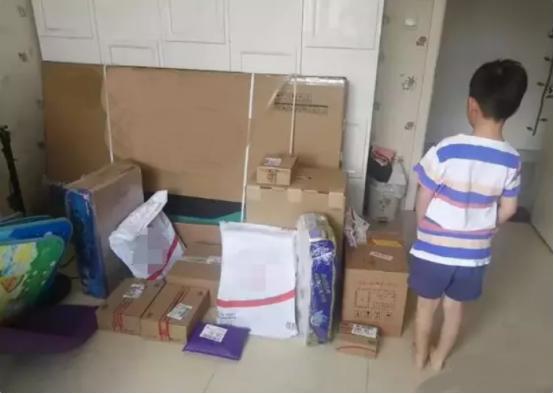 兒子玩手機意外清空「31萬購物車」！包裹堆滿客廳「爸爸大傻眼」媽卻樂歪　網笑：根本小臥底