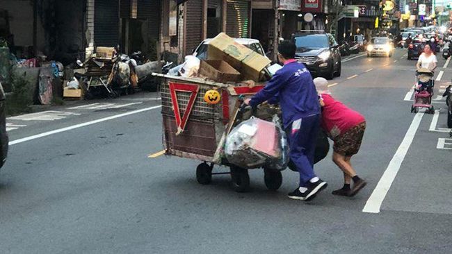 幫推回收車20年！阿嬤認他當乾孫「婚禮霸氣掏60萬贊助」　女友聽到「直接鬧分手」網噴：趕緊放生