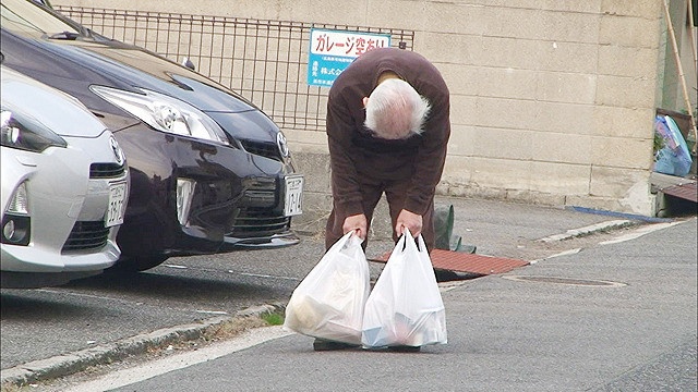 95歲老父親為照顧失智妻「拖年邁身體走到超市」　途中停下「替自己加油」女兒淚崩毅然回家鄉